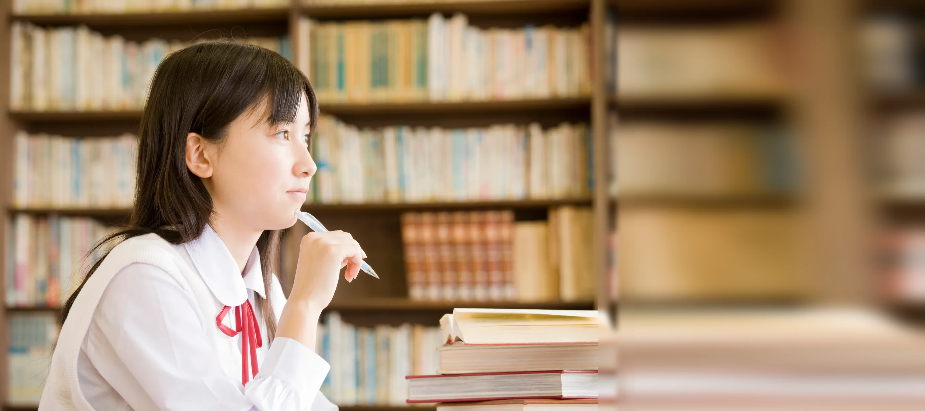 図書室で学ぶ中学生