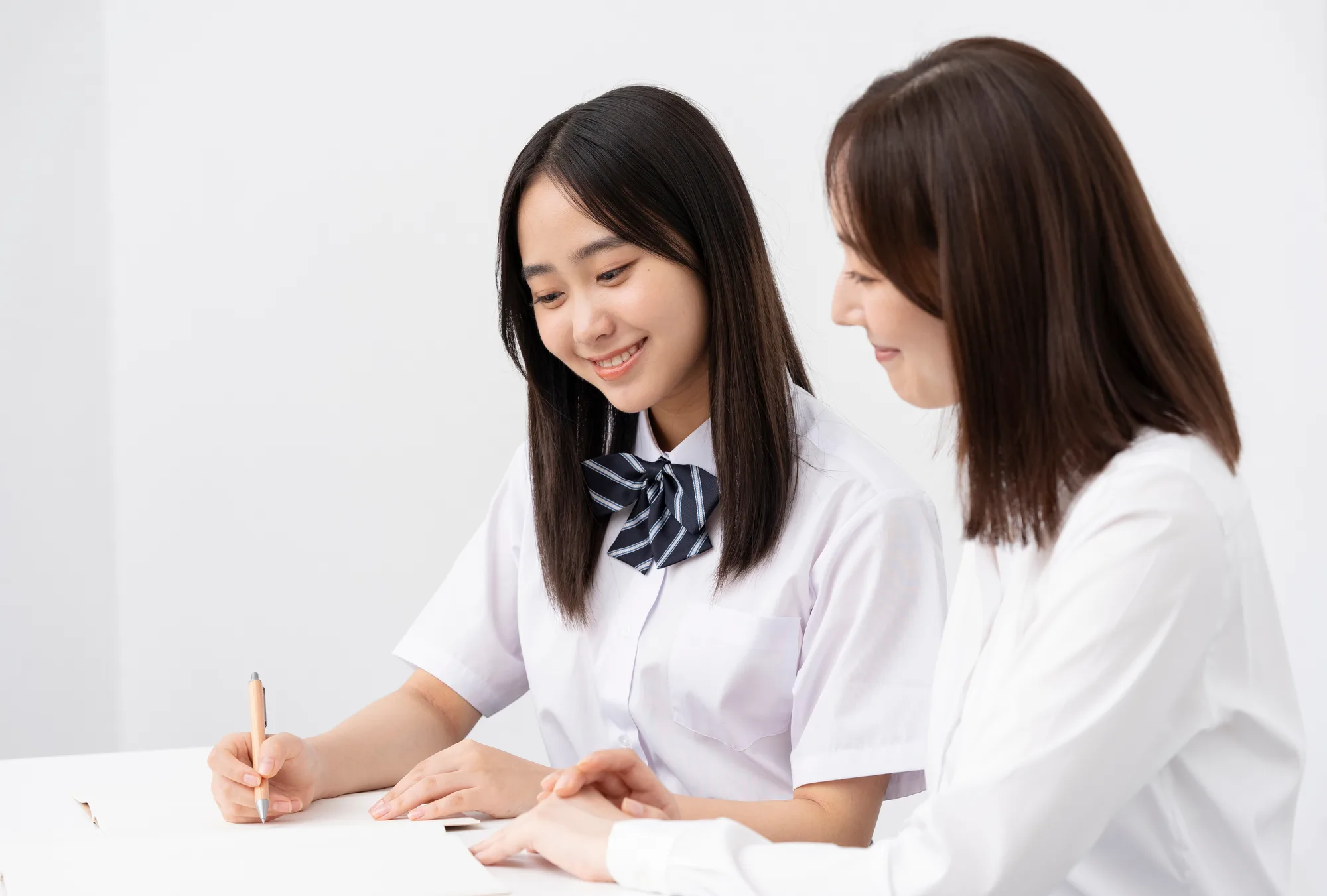 先生と一緒に学ぶ中学生