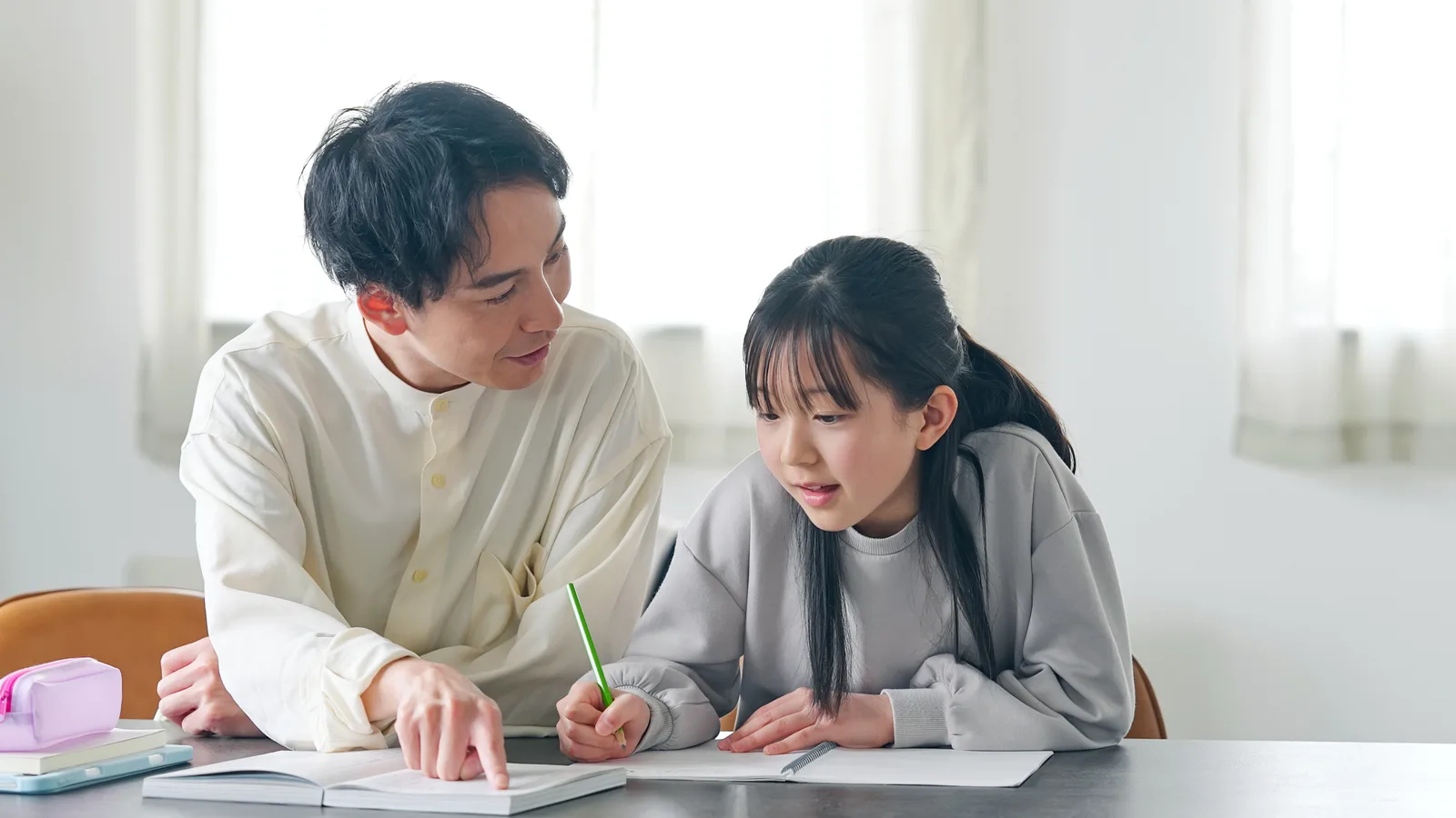 先生と穏やかに学ぶお子様の様子