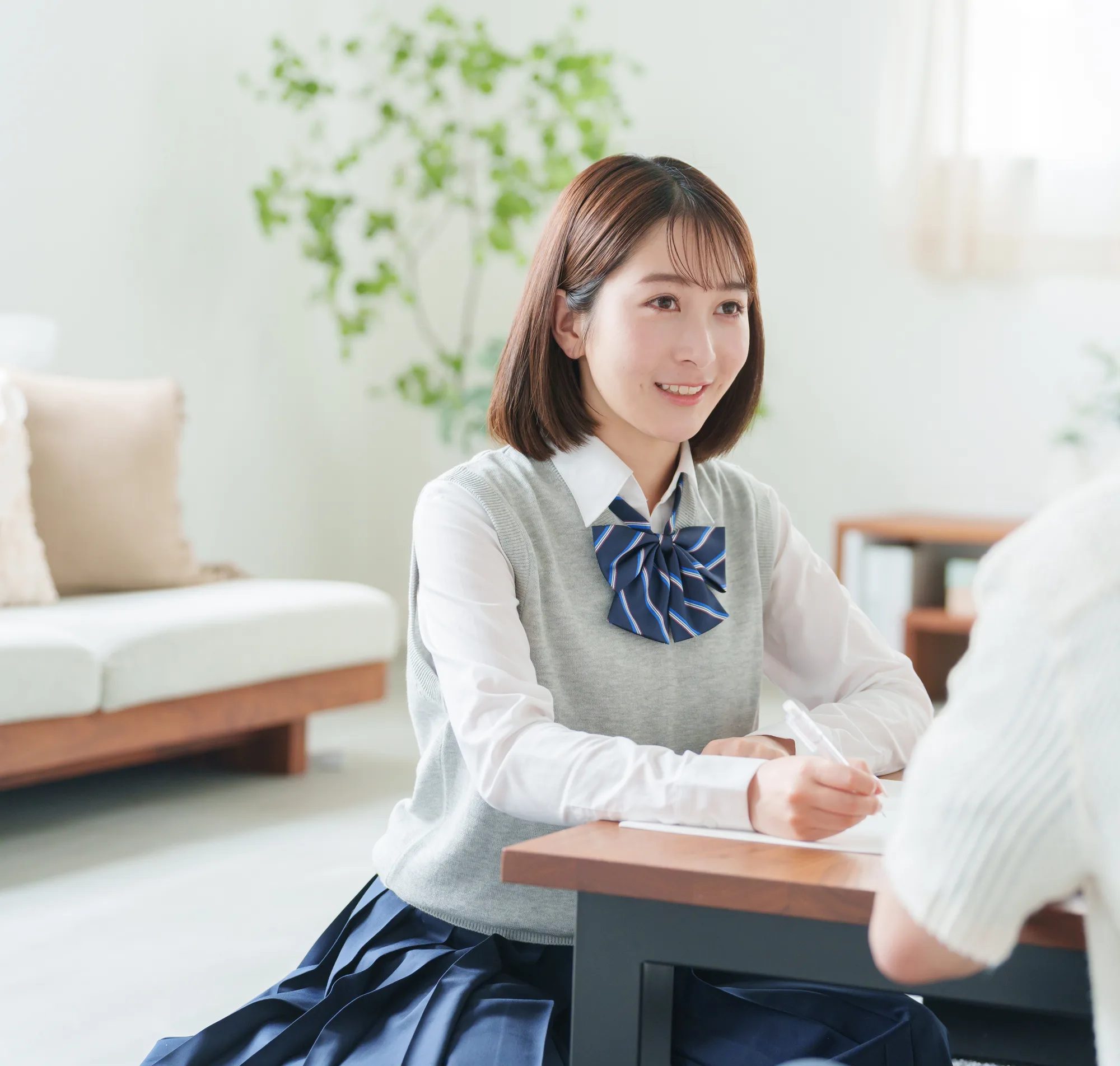 リビングで学習する高校生