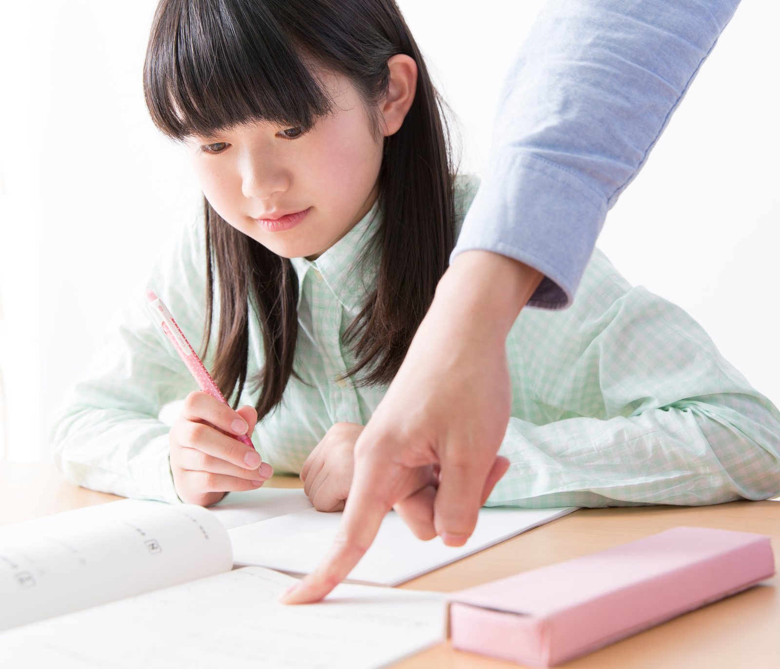 完全1対1で先生の指導を受ける小学生の様子