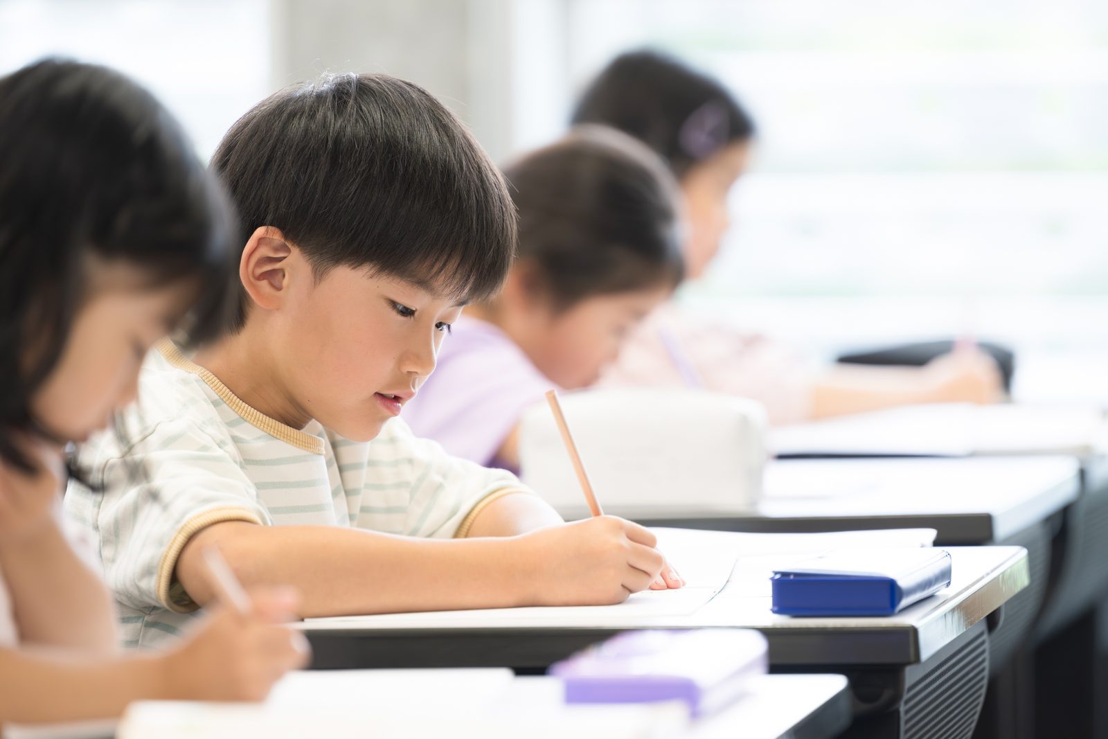 教室で真剣に学ぶ中学受験生