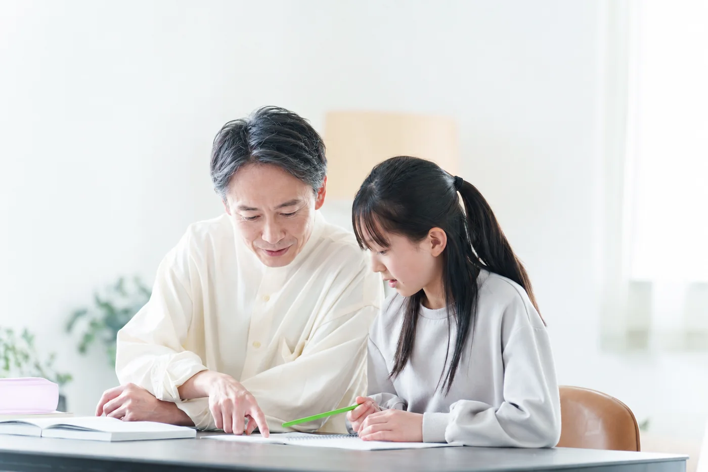 生徒の理解度を確かめながら教えるプロ家庭教師