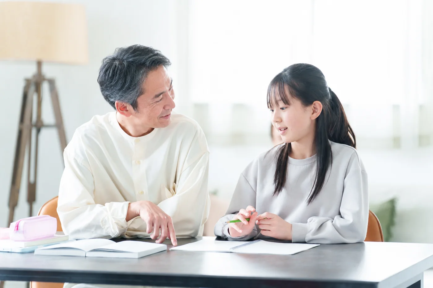 解き方を見守りながら指導するプロ家庭教師