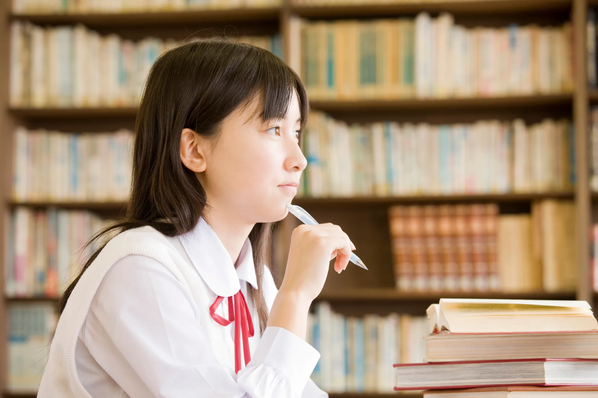 図書室で学ぶ中学生